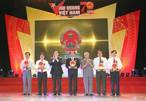 Chủ tịch nước Trương Tấn Sang dự Chương trình Vinh quang Việt Nam 2015