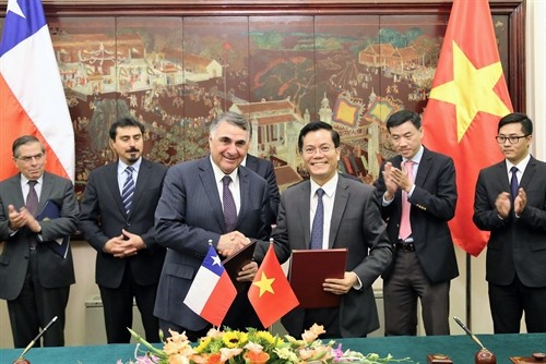 Việt Nam và Chi-lê ký Hiệp định miễn thị thực cho người mang hộ chiếu phổ thông giữa hai nước