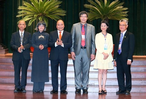 Thủ tướng Nguyễn Xuân Phúc dự Hội nghị Người Việt Nam ở nước ngoài trên thế giới năm 2016 và gặp mặt trí thức Việt kiều tiêu biểu