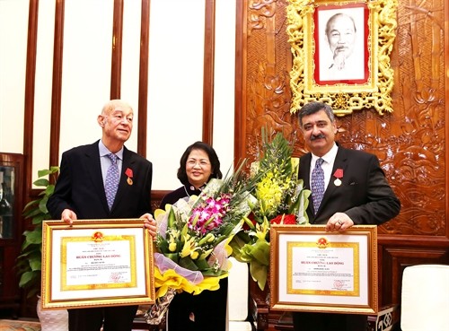 Phó Chủ tịch nước Đặng Thị Ngọc Thịnh trao Huân chương Lao động tặng Chủ tịch Làng trẻ em SOS quốc tế