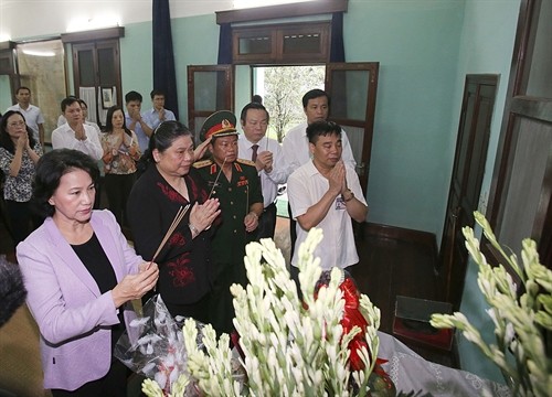Chủ tịch Quốc hội Nguyễn Thị Kim Ngân dâng hương tưởng niệm Chủ tịch Hồ Chí Minh