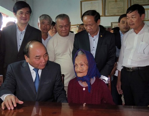 Thủ tướng Nguyễn Xuân Phúc thăm các gia đình chính sách tại tỉnh Quảng Nam