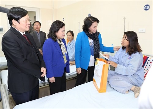 Chủ tịch Quốc hội Nguyễn Thị Kim Ngân thăm, tặng quà bệnh nhân ung thư