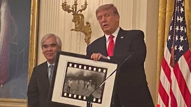 《凝固汽油弹女孩》照片作者荣获特朗普授予的美国国家艺术勋章