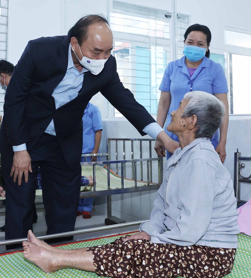 越南政府总理阮春福看望慰问广南省社会保护中心孤儿和老人