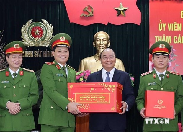 阮春福总理视察部分人民公安单位的执勤备战工作