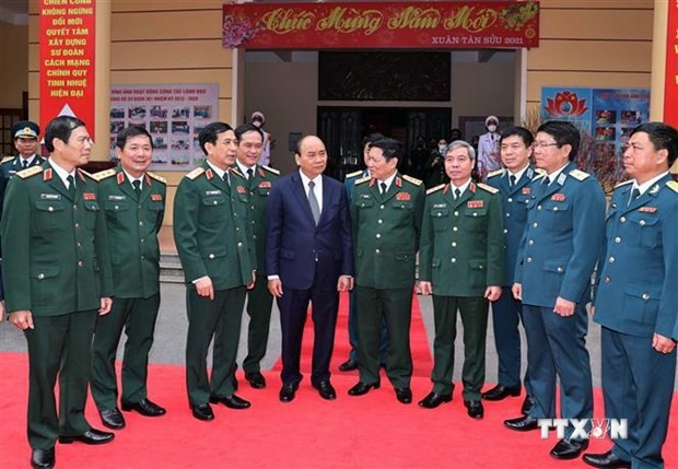 阮春福总理莅临河内防空师检查指导春节执勤备战工作
