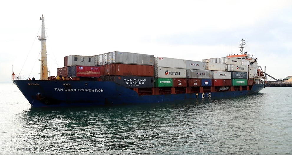 老越国际港口迎接第一艘集装箱船