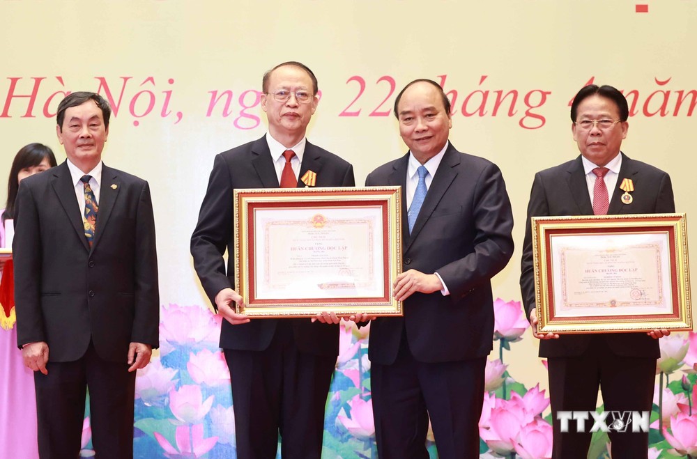 越南国家主席阮春福向优秀科学家颁发荣誉奖项
