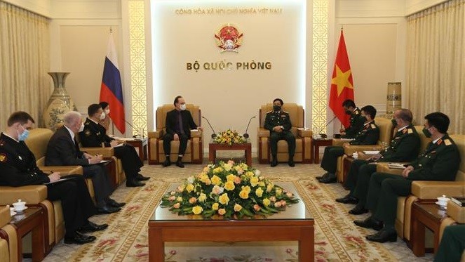 越南国防部长潘文江会见俄罗斯驻越大使根纳季·贝兹德科