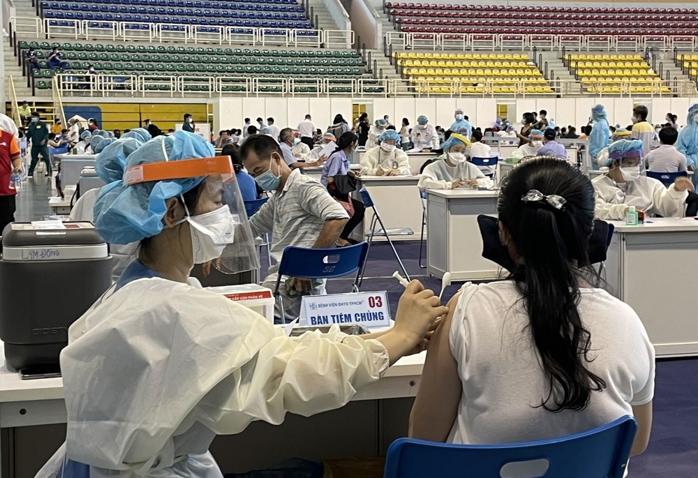 胡志明市完成新冠疫苗第一剂接种 确诊病例比例有所下降