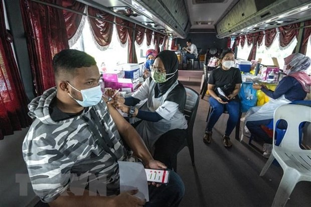 马来西亚将启动接种第三剂新冠疫苗“加强针” 老挝万象加强防疫措施