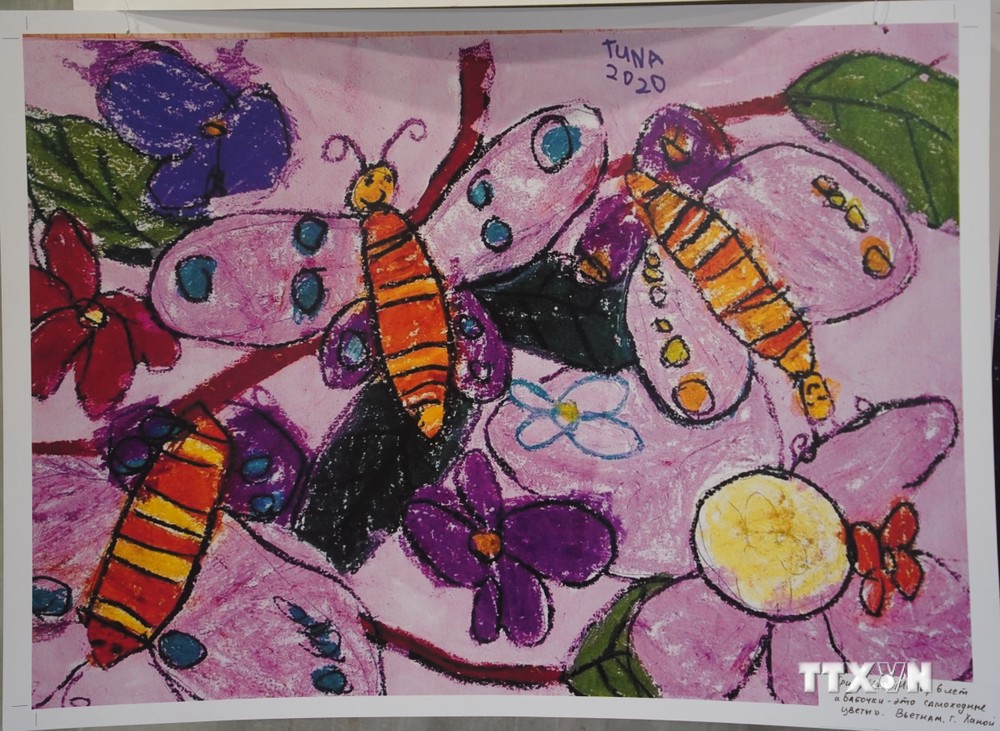 越南两名儿童获得题为“星球的自然”的国际儿童绘画比赛的大奖