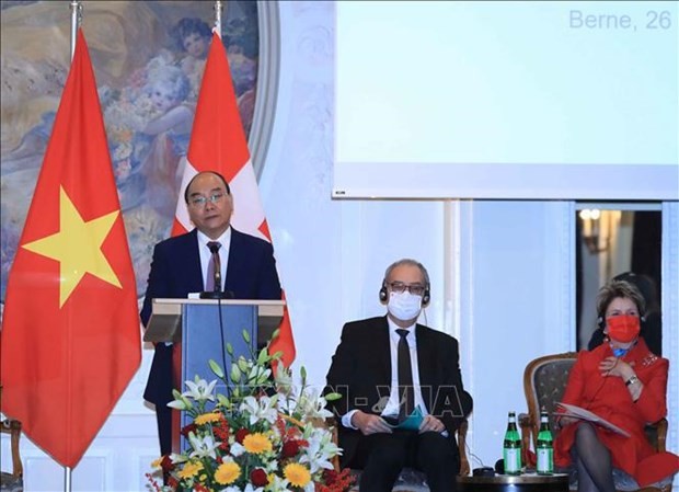 越南国家主席阮春福与瑞士联邦主席居伊·帕默林共同主持越瑞企业家论坛