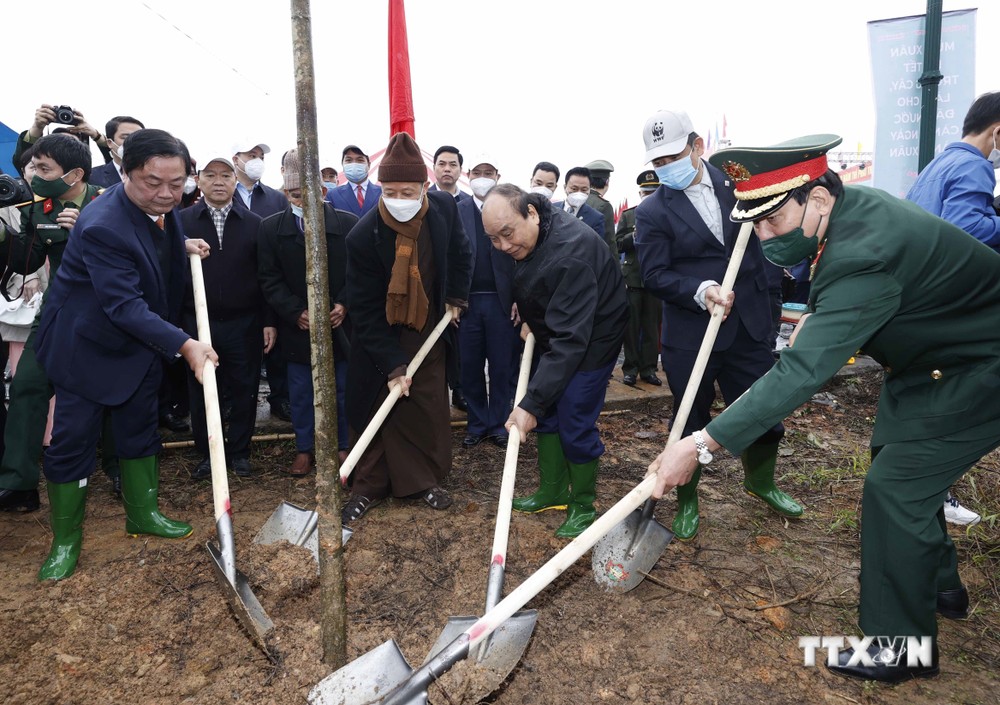 越南国家主席阮春福启动富寿省植树节