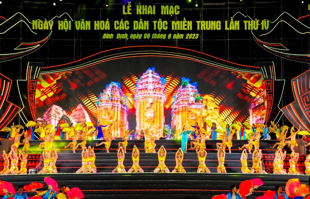 越南中部各民族文化节有助于弘扬当地传统文化价值