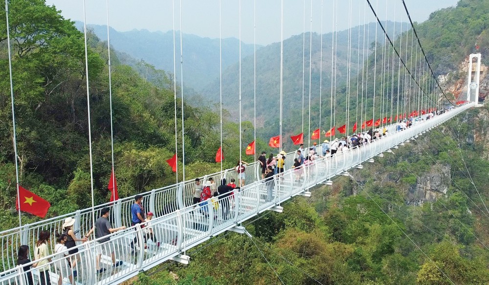 游客参观木州Island旅游区的白龙玻璃桥