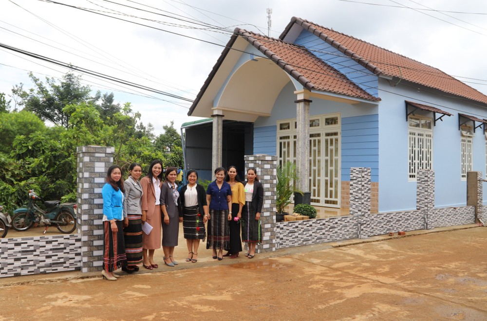 Hiệu quả từ mô hình “Phụ nữ giúp nhau xây nhà đẹp” ở Nau Sri