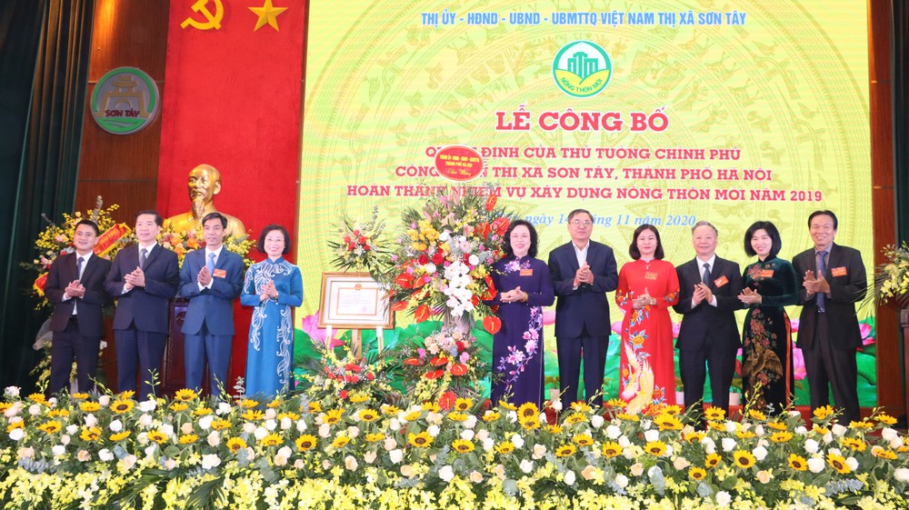 Thị xã Sơn Tây đón nhận danh hiệu đạt chuẩn nông thôn mới