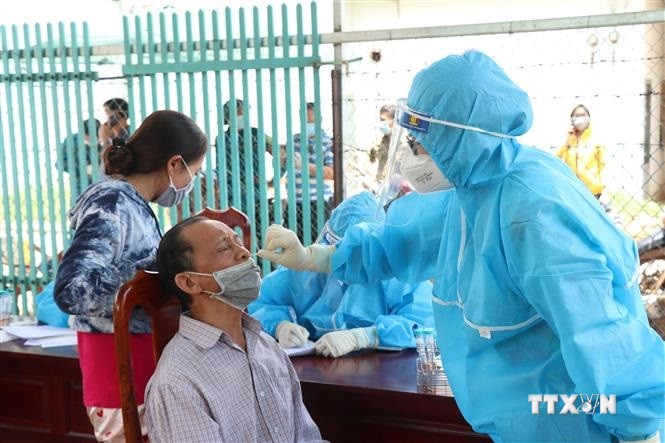 Lực lượng y tế Đắk Lắk lấy mẫu xét nghiệm SARS-CoV-2 cho người dân hẻm 189, đường Mai Hắc Đế, phường Tân Thành, thành phố Buôn Ma Thuột (Đắk Lắk). Ảnh: Tuấn Anh - TTXVN