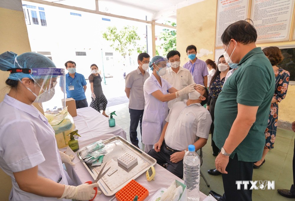 Thứ trưởng Bộ Y tế Đỗ Xuân Tuyên kiểm tra công tác tiêm vaccine phòng COVID-19 tại tỉnh Nghệ An. Ảnh: Bích Huệ - TTXVN