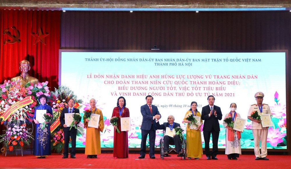 1/ Bí thư Thành ủy Hà Nội Đinh Tiến Dũng và Chủ tịch Ủy ban Nhân dân thành phố Hà Nội Chu Ngọc Anh trao danh hiệu “Công dân Thủ đô ưu tú” năm 2021 cho Nghệ nhân ưu tú Phan Thị Thuận (người đứng thứ hai, từ phải qua trái).