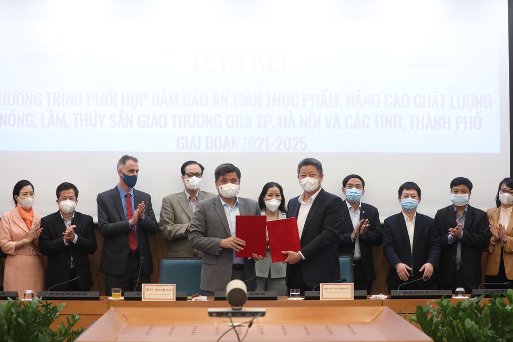 Trong khuôn khổ Diễn đàn đã diễn ra Lễ ký kết Chương trình phối hợp “Đảm bảo an toàn thực phẩm, nâng cao chất lượng nông, lâm, thủy sản giao thương giữa Hà Nội và các tỉnh, thành phố giai đoạn 2021 - 2025”.