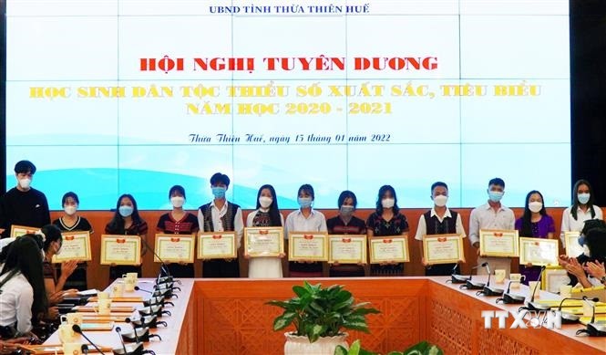 Thừa Thiên - Huế tuyên dương các học sinh dân tộc thiểu số xuất sắc, tiêu biểu. Ảnh: Tường Vi - TTXVN