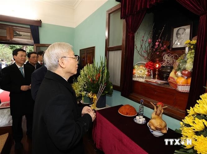 Tổng Bí thư Nguyễn Phú Trọng dâng hương tưởng niệm Chủ tịch Hồ Chí Minh tại Nhà 67. Ảnh: Trí Dũng - TTXVN