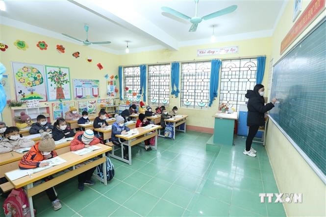 Các em học sinh lớp 2A2, Trưởng tiểu học Quảng Lạc, thành phố Lạng Sơn (Lạng Sơn) đảm bảo mặc đủ ấm, lớp đủ hệ thống cửa chắn gió lùa, đủ ánh sáng khi học trong thời tiết lạnh. Ảnh: Anh Tuấn – TTXVN