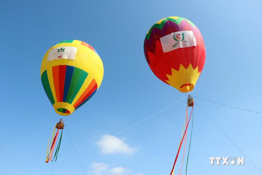Du khách trải nghiệm bay khinh khí cầu tại thành phố Kon Tum (Kon Tum). Ảnh: Khoa Chương - TTXVN