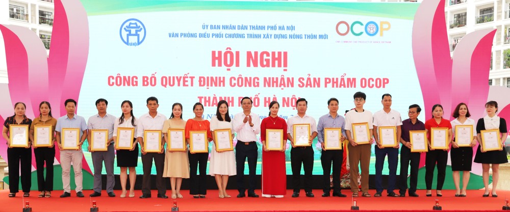Ông Chu Phú Mỹ, Chánh Văn phòng Điều phối chương trình xây dựng nông thôn mới thành phố Hà Nội trao quyết định công nhận sản phẩm OCOP cho các chủ thể.