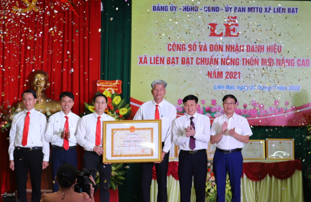 Phó Chánh Văn phòng Điều phối Chương trình xây dựng nông thôn mới thành phố Hà Nội Ngọ Văn Ngôn trao "Bằng công nhận xã đạt chuẩn nông thôn mới nâng cao năm 2021" của thành phố Hà Nội cho xã Liên Bạt.