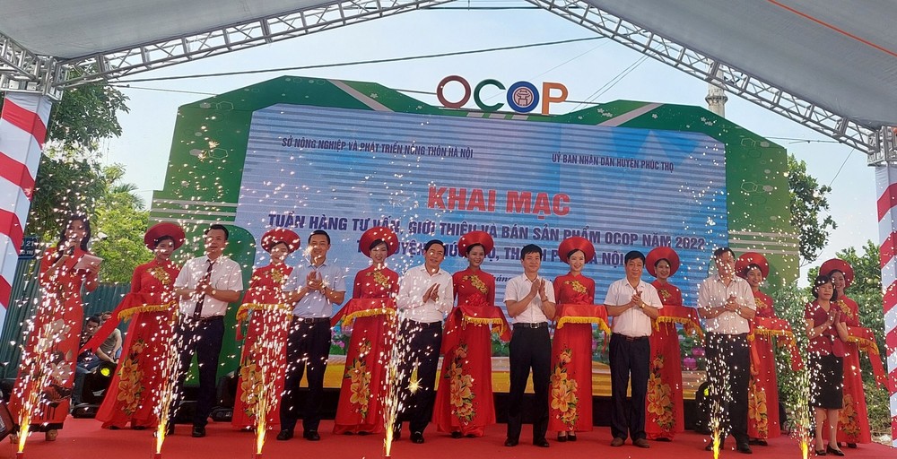 Các đại biểu cắt băng khai mạc “Tuần hàng tư vấn, giới thiệu Chương trình mỗi xã một sản phẩm (OCOP) thành phố Hà Nội năm 2022”.