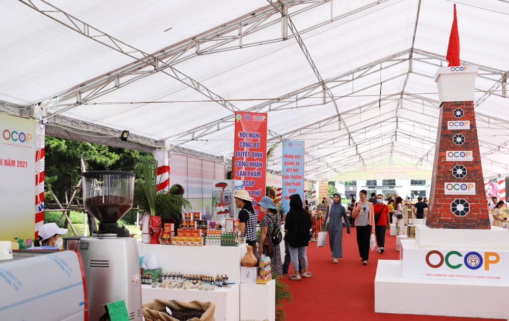 Sở Nông nghiệp và Phát triển nông thôn Hà Nội tổ chức Hội chợ trưng bày, quảng bá, kết nối giao thương sản phẩm OCOP tại khuôn viên Trung tâm thương mại - Khu đô thị Royal City, số 72, đường Nguyễn Trãi, quận Thanh Xuân (Hà Nội).