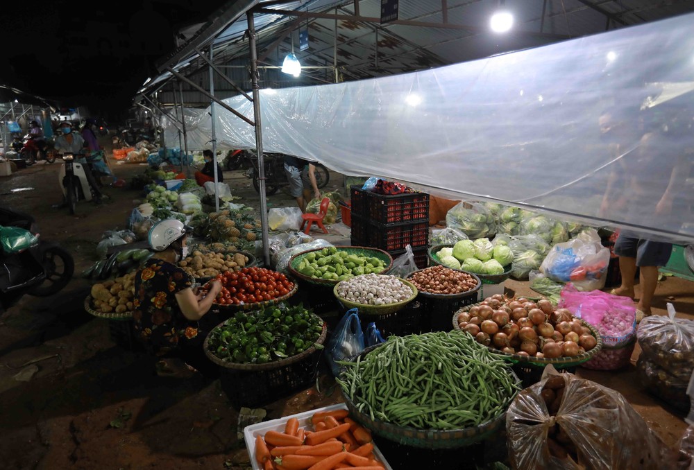 Các loại nông sản thiết yếu phục vụ nhu cầu của người tiêu dùng tại chợ đầu mối Minh Khai.