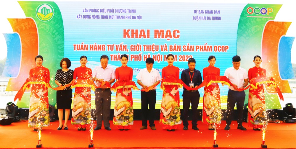 Các đại biểu cắt băng khai mạc Tuần hàng tư vấn, giới thiệu và bán sản phẩm OCOP thành phố Hà Nội năm 2022.
