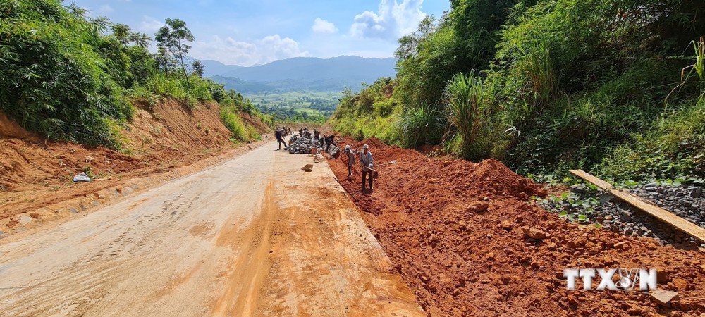 Chủ đầu tư Dự án đường Đê Kôn, huyện Mang Yang, tỉnh Gia Lai vẫn nợ tiền của nhà thầu thi công khi công trình gần hoàn thiện. Ảnh: Hồng Điệp - TTXVN