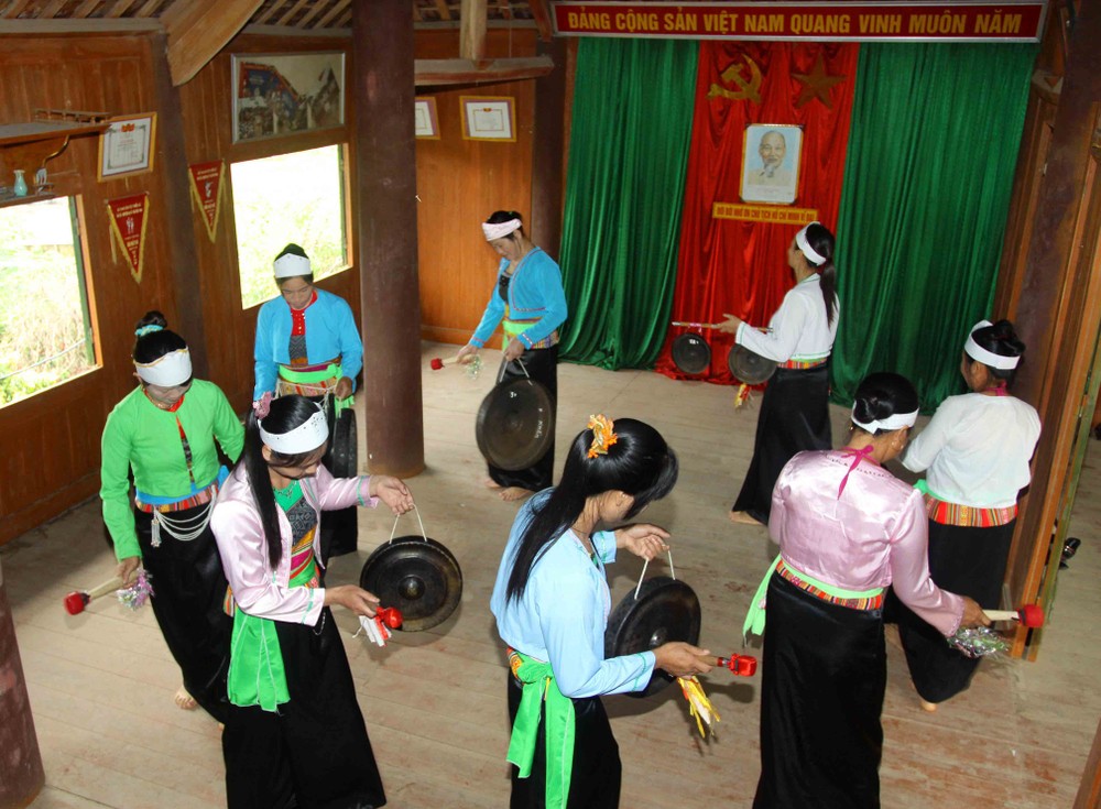 Công tác bảo tồn, giữ gìn và phát huy bản sắc văn hóa truyền thống được đồng bào ủng hộ và thực hiện có hiệu quả tại các xã vùng đồng bào dân tộc thiểu số và miền núi của Hà Nội.