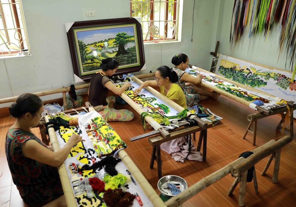Sản phẩm thêu trên áo dài và tranh thêu làm quà tặng của Công ty TNHH tranh thêu Phương Thảo ở xã Thắng Lợi, huyện Thường Tín (Hà Nội) đạt chất lượng sản phẩm OCOP 4 sao năm 2019.