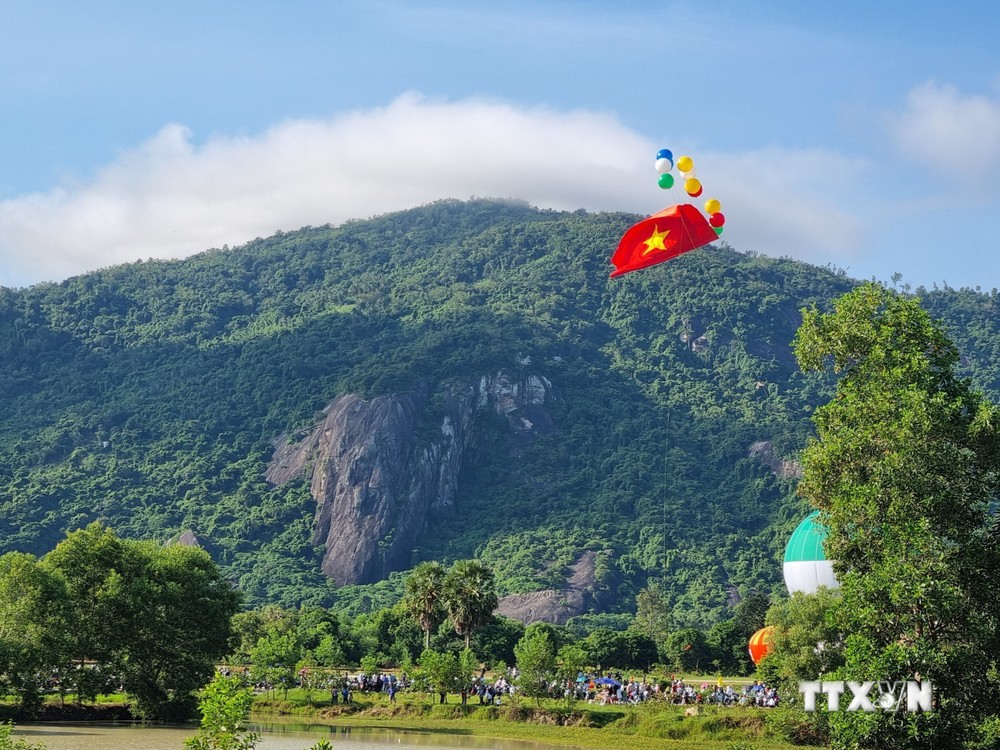 Lễ hội khinh khí cầu lần đầu tổ chức tại An Giang thu hút 80.000 lượt khách đến tham quan trong 4 ngày nghỉ lễ. Ảnh: Thanh Sang - TTXVN
