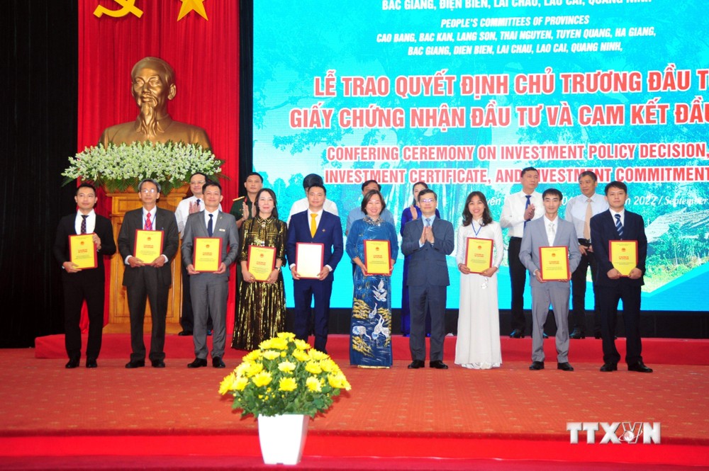Chủ tịch Ủy ban Nhân dân tỉnh Tuyên Quang Nguyễn Văn Sơn trao Thỏa thuận hợp tác khai thác phát triển du lịch và Biên bản ghi nhớ hợp tác đầu tư cho các nhà đầu tư du lịch. Ảnh: Quang Cường - TTXVN