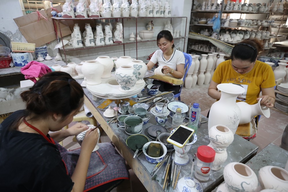 Làng nghề gốm sứ Bát Tràng thuộc xã Bát Tràng, huyện Gia Lâm (Hà Nội) có lịch sử hàng trăm năm tuổi. Những năm gần đây, do ảnh hưởng của dịch bệnh, làng nghề này gặp không ít khó khăn ở khâu đầu ra của sản phẩm.