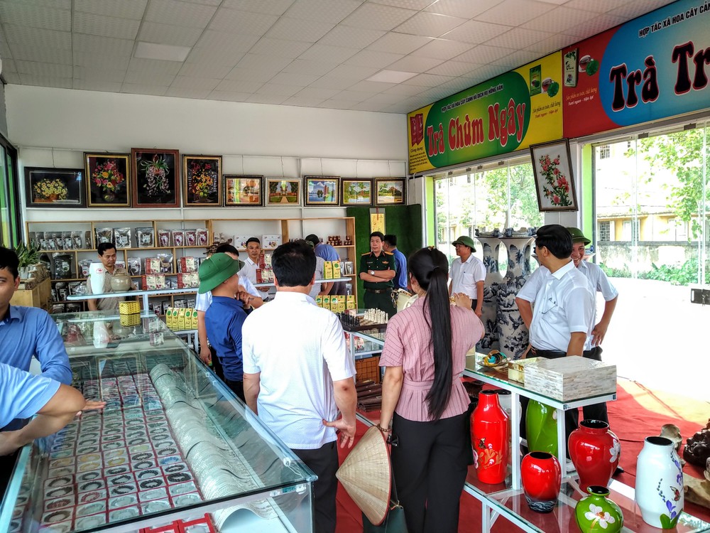 Du lịch cộng đồng ở xã Hồng Vân, huyện Thường Tín (Hà Nội) đã có bước chuyển mới về chất, khách đến đây được tham quan, mua sắm nhiều sản phẩm làng nghề thú vị.