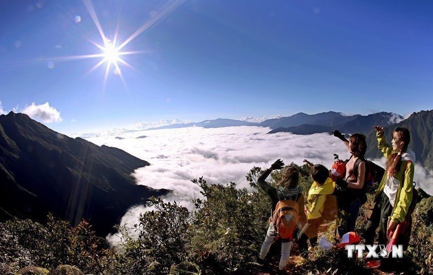 Leo núi săn mây trên đỉnh Tà Xùa, huyện Trạm Tấu là một trong những loại hình du lịch mạo hiểm đang được các bạn trẻ ưa thích. Ảnh: Tiến Khánh – TTXVN