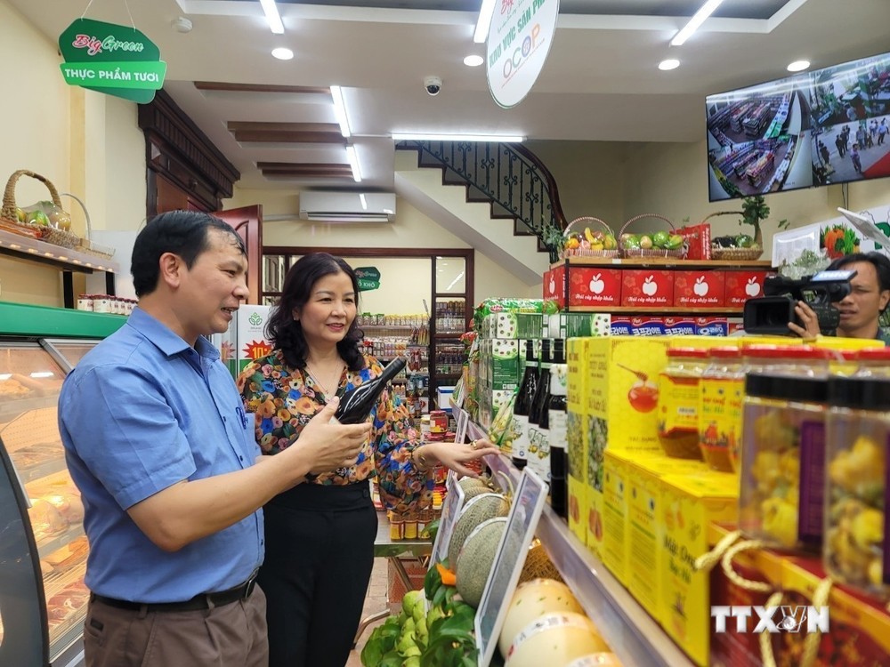 Điểm giới thiệu và bán sản phẩm OCOP tại Cửa hàng thực phẩm số 79 Trần Nguyên Đán, phường Định Công, quận Hoàng Mai (Hà Nội).