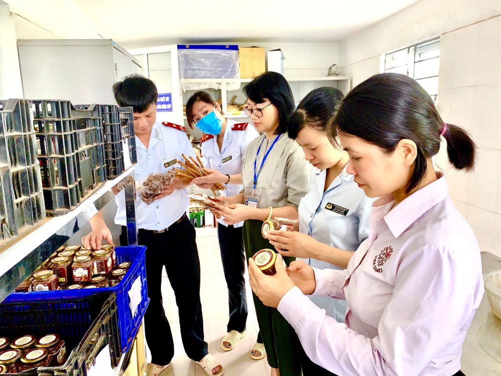Kiểm tra chất lượng an toàn thực phẩm nông, lâm, thủy sản trên địa bàn Hà Nội.