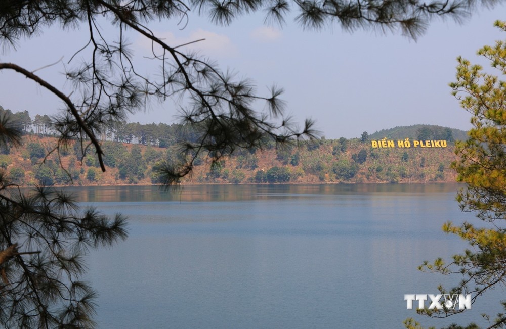 Biển Hồ, thắng cảnh du lịch nổi tiếng của thành phố Pleiku, tỉnh Gia Lai. Ảnh: Thành Đạt - TTXVN