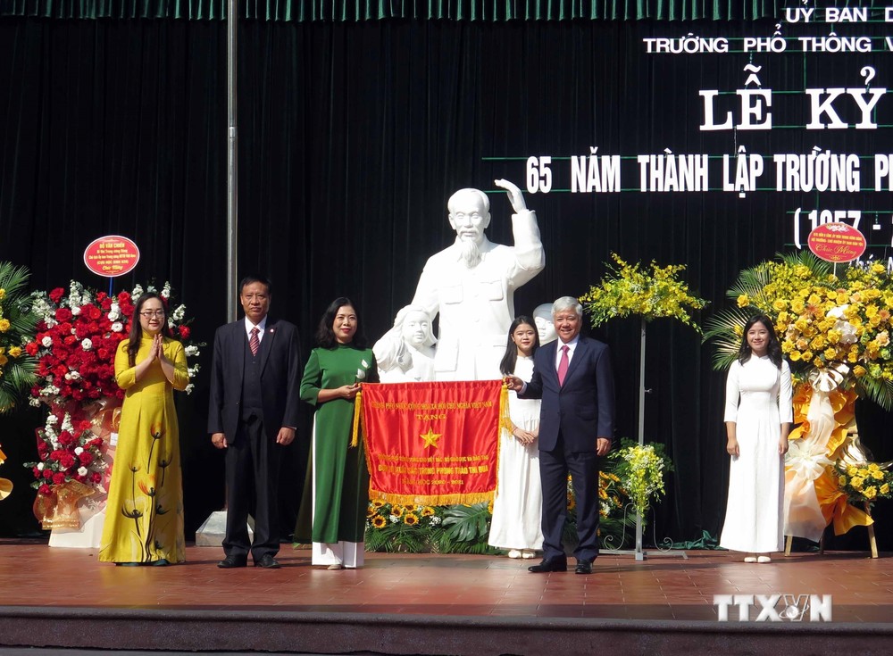 Chủ tịch Ủy ban Trung ương Mặt trận Tổ quốc Việt Nam Đỗ Văn Chiến trao Cờ thi đua của Chính phủ tặng nhà trường. Ảnh: Quân Trang - TTXVN