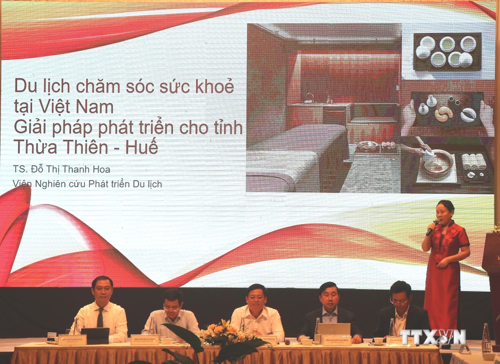 Phó Viện trưởng Viện Nghiên cứu phát triển Du lịch Đỗ Thị Thanh Hoa trình bày tham luận tại diễn đàn. Ảnh: Mai Trang - TTXVN